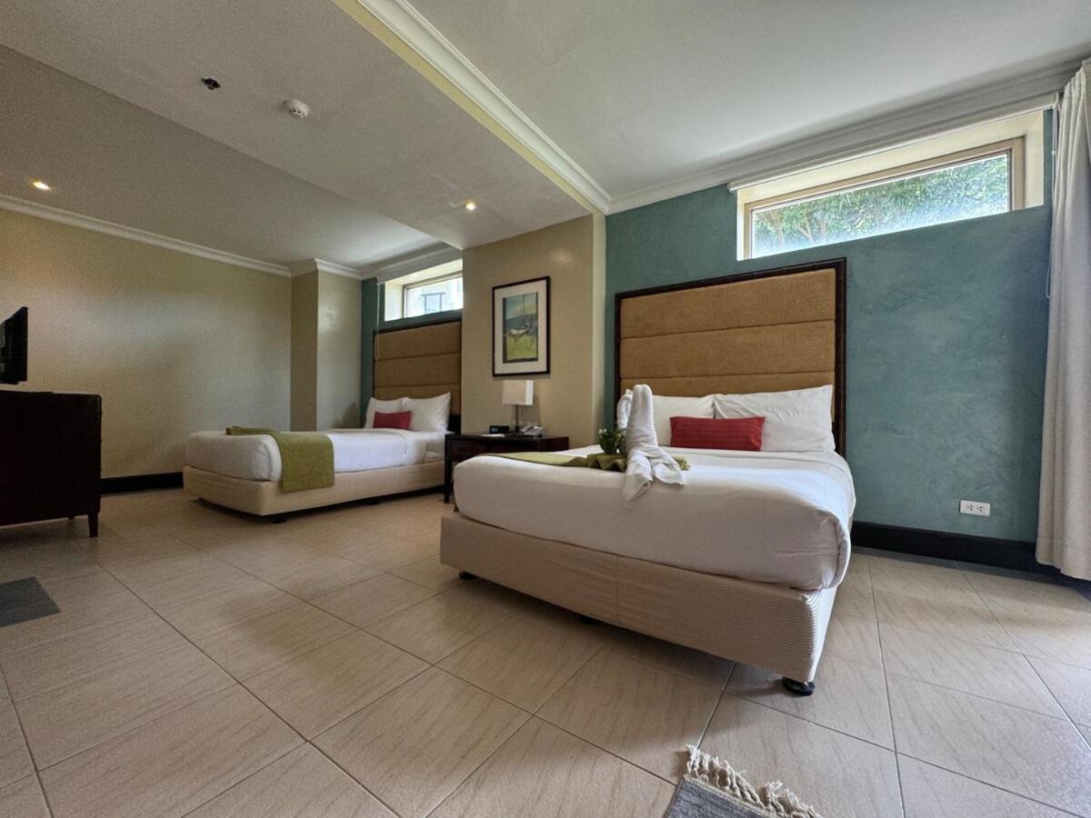 Deluxe B W Private Beach, Inifnity Pool & Golf Apartment